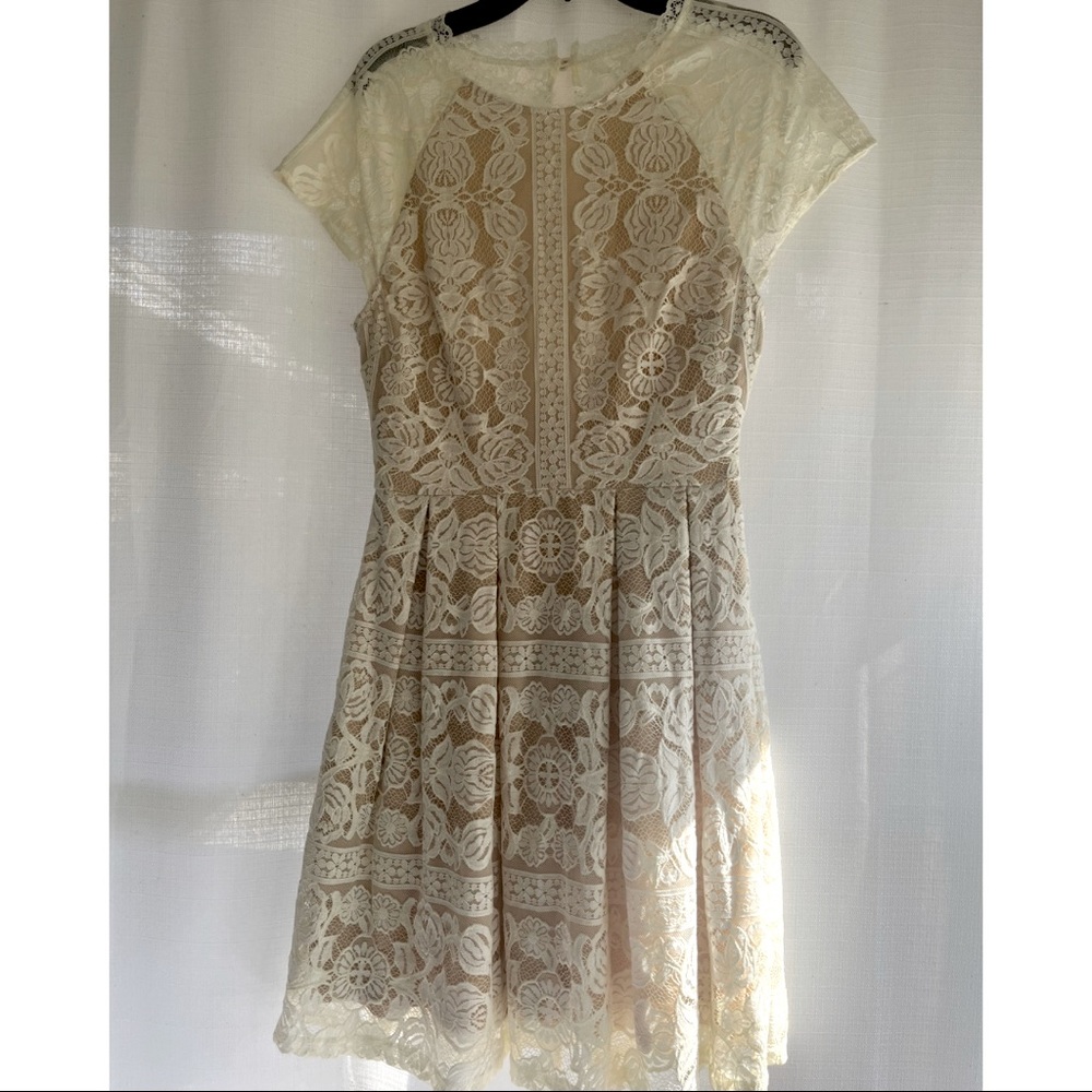Francesca’s Collection Lace Open-Back Cap-Sleeve Dress